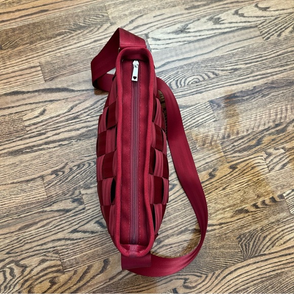 Harvey’s ruby messenger seatbelt bag NWOT EUC $124 - Picture 9 of 9